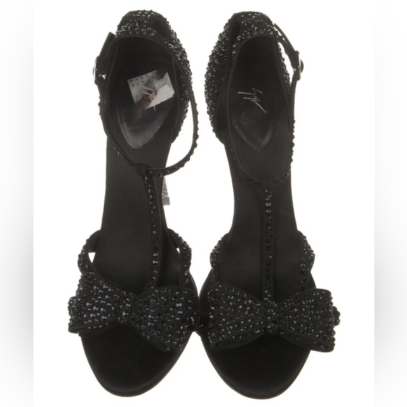 Giuseppe Zanotti
Bejeweled Bow-Toe Sandal Size 40 - Picture 3 of 6